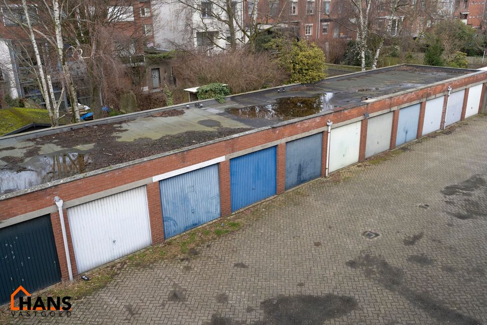 Inkomhal; apart toilet met handenwasser; leefruimte; ge&iuml;nstalleerde keuken; badkamer met douche en wastafel in meubel; hoofdslaapkamer; kleine slaapkamer met toegang naar het achtergelegen terras; bureauruimte en 2 garageboxen.

Gemeenschappelijke kosten