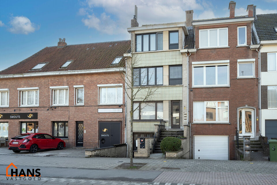 Inkomhal; leefruimte; open keuken; ruime slaapkamer; bureelruimte; badkamer met douche, toilet en wastafel in meubel; balkon.

Gemeenschappelijke kosten: 30 EUR per persoon provisie water.
Geschikt voor maximaal 2 personen; alleenstaande of koppel..
Besch