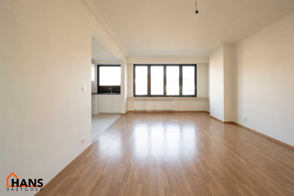 Inkomhal; leefruimte; open keuken; ruime slaapkamer; bureelruimte; badkamer met douche, toilet en wastafel in meubel; balkon.

Gemeenschappelijke kosten: 30 EUR per persoon provisie water.
Geschikt voor maximaal 2 personen; alleenstaande of koppel..
Besch