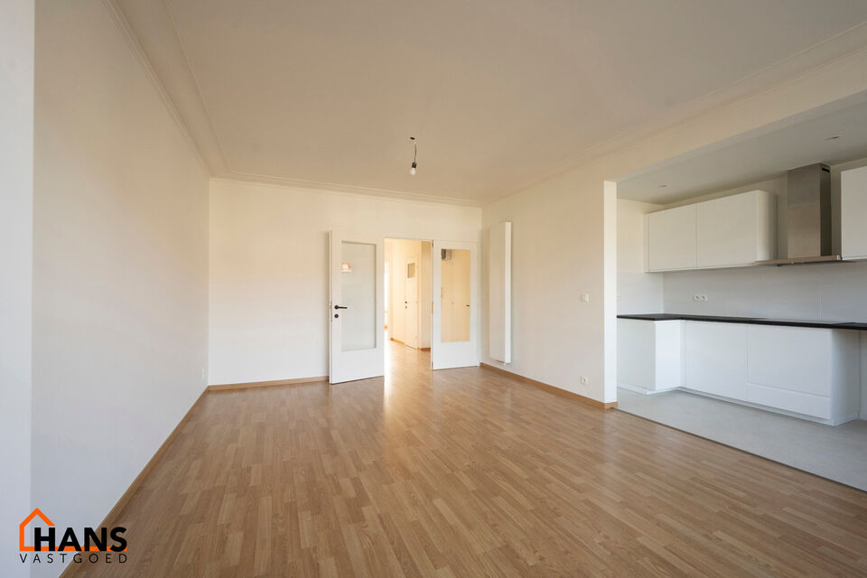 Inkomhal; leefruimte; open keuken; ruime slaapkamer; bureelruimte; badkamer met douche, toilet en wastafel in meubel; balkon.

Gemeenschappelijke kosten: 30 EUR per persoon provisie water.
Geschikt voor maximaal 2 personen; alleenstaande of koppel..
Besch