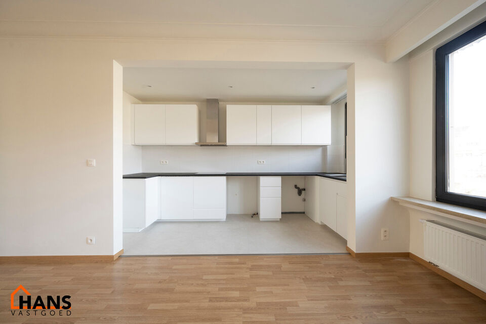 Inkomhal; leefruimte; open keuken; ruime slaapkamer; bureelruimte; badkamer met douche, toilet en wastafel in meubel; balkon.

Gemeenschappelijke kosten: 30 EUR per persoon provisie water.
Geschikt voor maximaal 2 personen; alleenstaande of koppel..
Besch