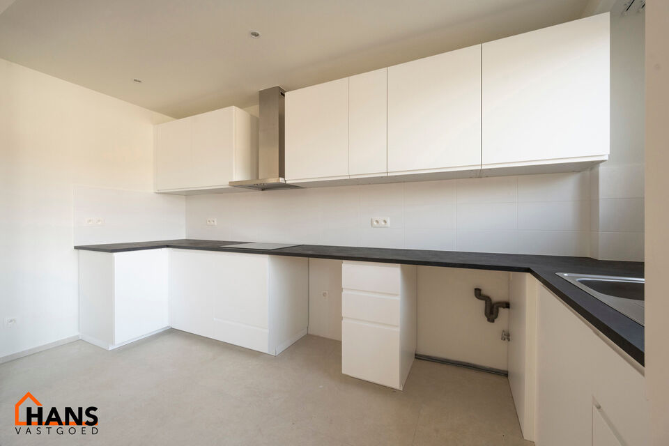 Inkomhal; leefruimte; open keuken; ruime slaapkamer; bureelruimte; badkamer met douche, toilet en wastafel in meubel; balkon.

Gemeenschappelijke kosten: 30 EUR per persoon provisie water.
Geschikt voor maximaal 2 personen; alleenstaande of koppel..
Besch