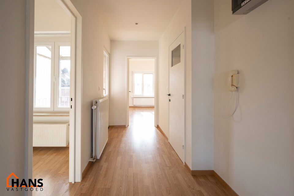 Inkomhal; leefruimte; open keuken; ruime slaapkamer; bureelruimte; badkamer met douche, toilet en wastafel in meubel; balkon.

Gemeenschappelijke kosten: 30 EUR per persoon provisie water.
Geschikt voor maximaal 2 personen; alleenstaande of koppel..
Besch