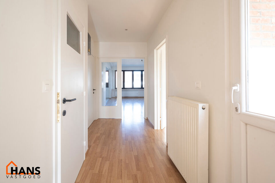 Inkomhal; leefruimte; open keuken; ruime slaapkamer; bureelruimte; badkamer met douche, toilet en wastafel in meubel; balkon.

Gemeenschappelijke kosten: 30 EUR per persoon provisie water.
Geschikt voor maximaal 2 personen; alleenstaande of koppel..
Besch