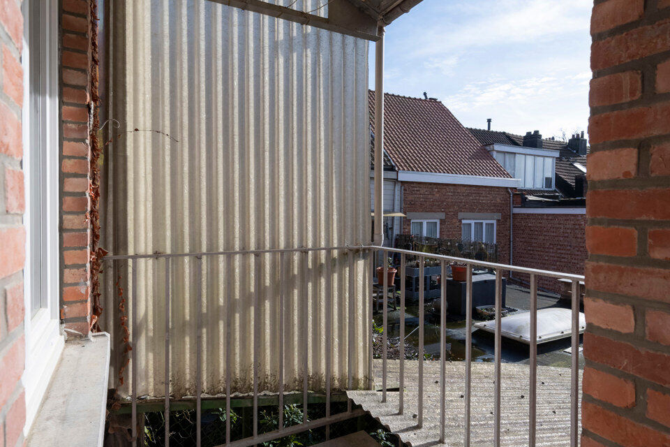 Inkomhal; leefruimte; open keuken; ruime slaapkamer; bureelruimte; badkamer met douche, toilet en wastafel in meubel; balkon.

Gemeenschappelijke kosten: 30 EUR per persoon provisie water.
Geschikt voor maximaal 2 personen; alleenstaande of koppel..
Besch