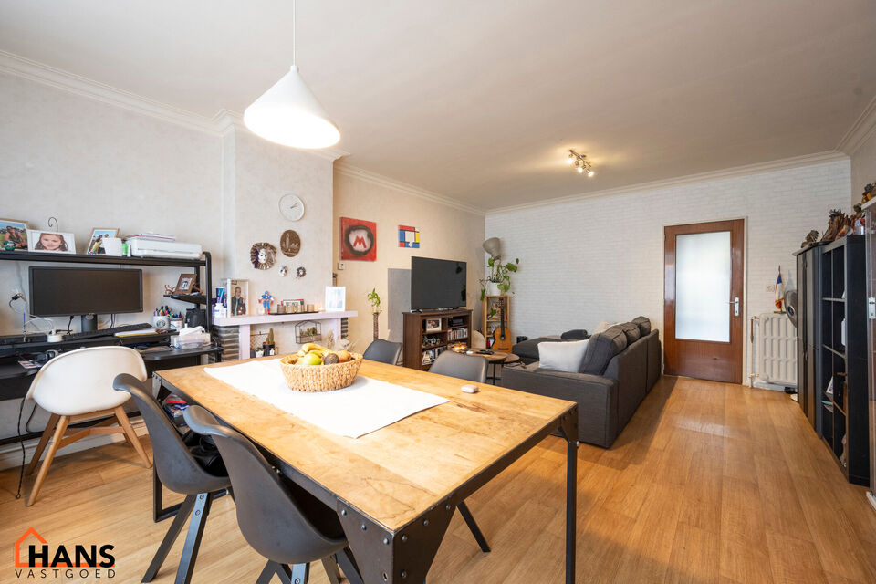 Inkomhal met kast; leefruimte; keuken met kasten, kookvuur, dampkap, spoelbak en ruimte voor een eigen koelkast en vaatwasser of wasmachine; badkamer met douche, wastafel en toilet; 2 ruime slaapkamers en terras.  Tot slot zijn er nog een privatieve tuin 