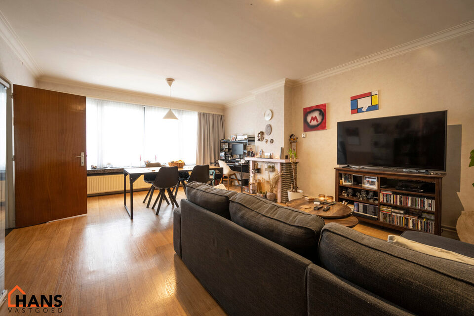 Inkomhal met kast; leefruimte; keuken met kasten, kookvuur, dampkap, spoelbak en ruimte voor een eigen koelkast en vaatwasser of wasmachine; badkamer met douche, wastafel en toilet; 2 ruime slaapkamers en terras.  Tot slot zijn er nog een privatieve tuin 