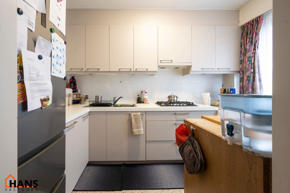 Inkomhal met kast; leefruimte; keuken met kasten, kookvuur, dampkap, spoelbak en ruimte voor een eigen koelkast en vaatwasser of wasmachine; badkamer met douche, wastafel en toilet; 2 ruime slaapkamers en terras.  Tot slot zijn er nog een privatieve tuin 