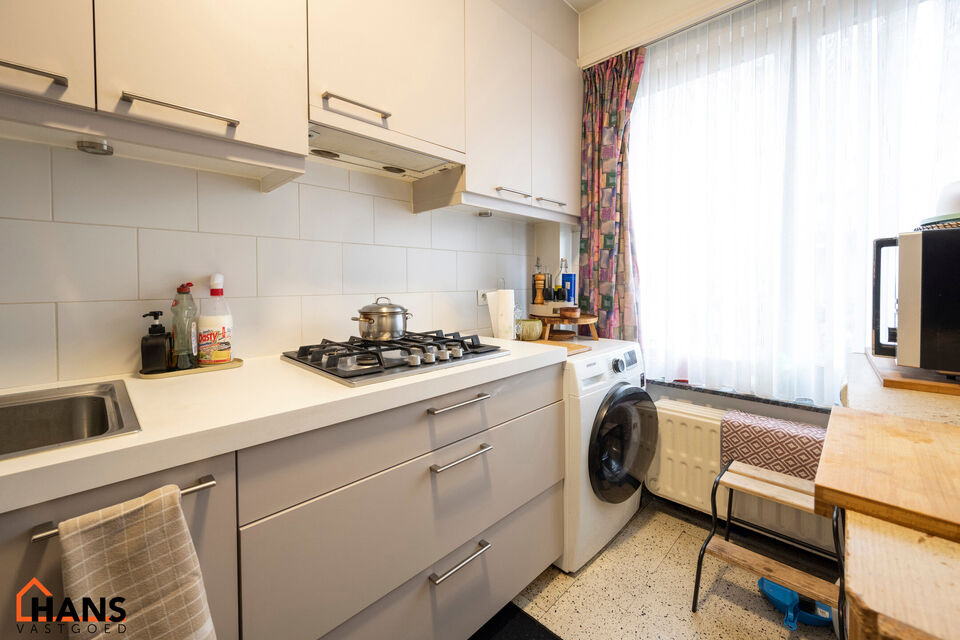 Inkomhal met kast; leefruimte; keuken met kasten, kookvuur, dampkap, spoelbak en ruimte voor een eigen koelkast en vaatwasser of wasmachine; badkamer met douche, wastafel en toilet; 2 ruime slaapkamers en terras.  Tot slot zijn er nog een privatieve tuin 