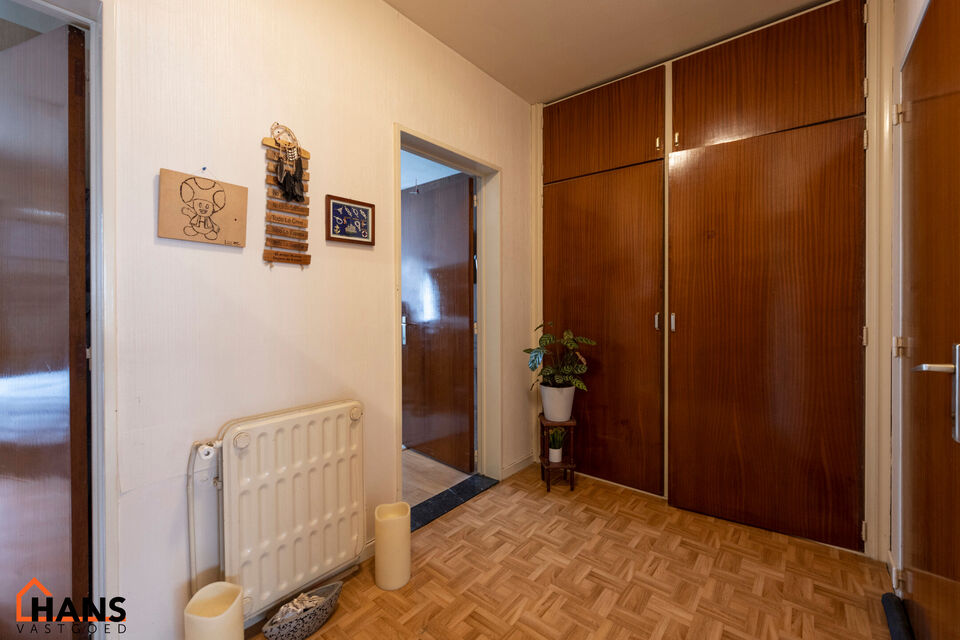 Inkomhal met kast; leefruimte; keuken met kasten, kookvuur, dampkap, spoelbak en ruimte voor een eigen koelkast en vaatwasser of wasmachine; badkamer met douche, wastafel en toilet; 2 ruime slaapkamers en terras.  Tot slot zijn er nog een privatieve tuin 