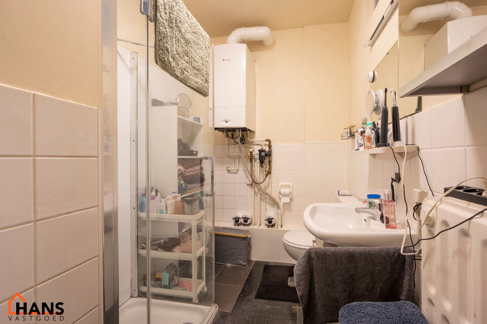 Inkomhal met kast; leefruimte; keuken met kasten, kookvuur, dampkap, spoelbak en ruimte voor een eigen koelkast en vaatwasser of wasmachine; badkamer met douche, wastafel en toilet; 2 ruime slaapkamers en terras.  Tot slot zijn er nog een privatieve tuin 