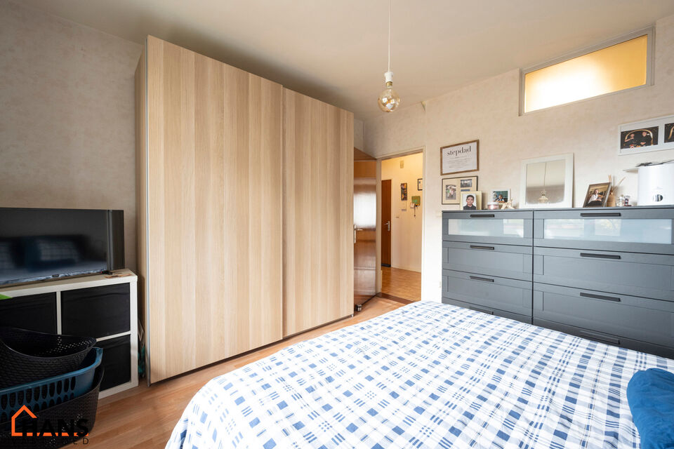 Inkomhal met kast; leefruimte; keuken met kasten, kookvuur, dampkap, spoelbak en ruimte voor een eigen koelkast en vaatwasser of wasmachine; badkamer met douche, wastafel en toilet; 2 ruime slaapkamers en terras.  Tot slot zijn er nog een privatieve tuin 