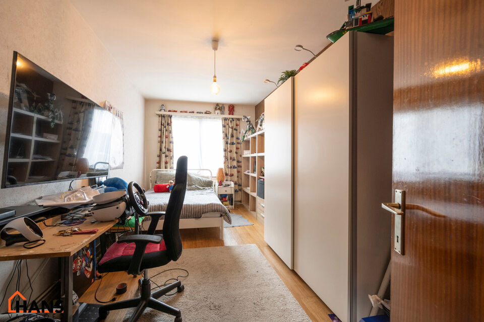 Inkomhal met kast; leefruimte; keuken met kasten, kookvuur, dampkap, spoelbak en ruimte voor een eigen koelkast en vaatwasser of wasmachine; badkamer met douche, wastafel en toilet; 2 ruime slaapkamers en terras.  Tot slot zijn er nog een privatieve tuin 