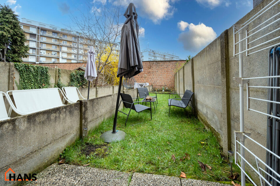 Inkomhal met kast; leefruimte; keuken met kasten, kookvuur, dampkap, spoelbak en ruimte voor een eigen koelkast en vaatwasser of wasmachine; badkamer met douche, wastafel en toilet; 2 ruime slaapkamers en terras.  Tot slot zijn er nog een privatieve tuin 