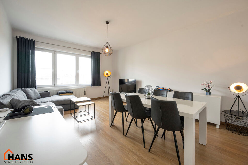 Inkomhal; leefruimte; keuken met vele kasten, lades, gasvuur, dampkap; spoelbak, oven, microgolf, vaatwasser en koelkast, toegang tot achterliggend terras; berging met aansluiting voor wasmachine en droogkast; badkamer met ruime douche, wastafel in meubel