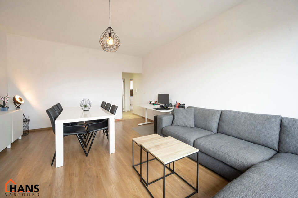 Inkomhal; leefruimte; keuken met vele kasten, lades, gasvuur, dampkap; spoelbak, oven, microgolf, vaatwasser en koelkast, toegang tot achterliggend terras; berging met aansluiting voor wasmachine en droogkast; badkamer met ruime douche, wastafel in meubel