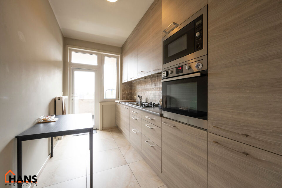 Inkomhal; leefruimte; keuken met vele kasten, lades, gasvuur, dampkap; spoelbak, oven, microgolf, vaatwasser en koelkast, toegang tot achterliggend terras; berging met aansluiting voor wasmachine en droogkast; badkamer met ruime douche, wastafel in meubel