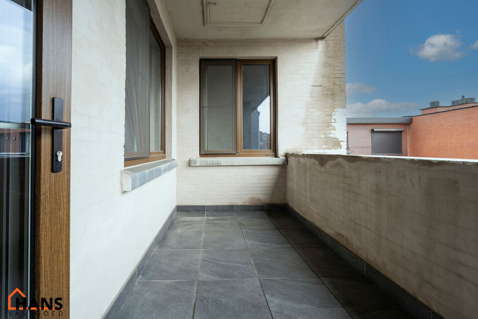 Inkomhal; leefruimte; keuken met vele kasten, lades, gasvuur, dampkap; spoelbak, oven, microgolf, vaatwasser en koelkast, toegang tot achterliggend terras; berging met aansluiting voor wasmachine en droogkast; badkamer met ruime douche, wastafel in meubel