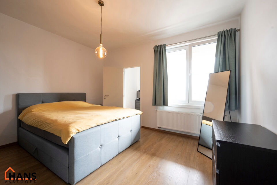 Inkomhal; leefruimte; keuken met vele kasten, lades, gasvuur, dampkap; spoelbak, oven, microgolf, vaatwasser en koelkast, toegang tot achterliggend terras; berging met aansluiting voor wasmachine en droogkast; badkamer met ruime douche, wastafel in meubel