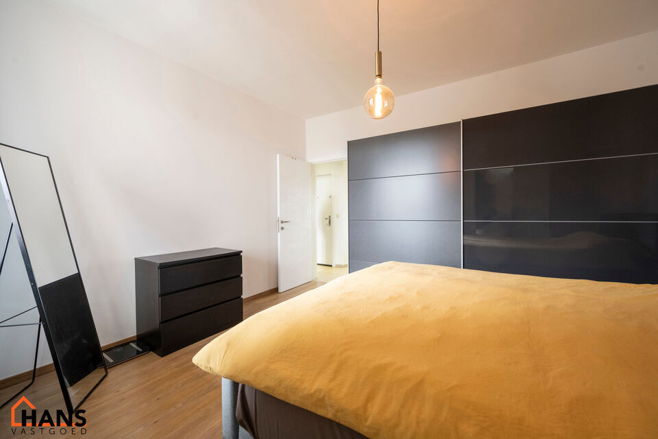 Inkomhal; leefruimte; keuken met vele kasten, lades, gasvuur, dampkap; spoelbak, oven, microgolf, vaatwasser en koelkast, toegang tot achterliggend terras; berging met aansluiting voor wasmachine en droogkast; badkamer met ruime douche, wastafel in meubel