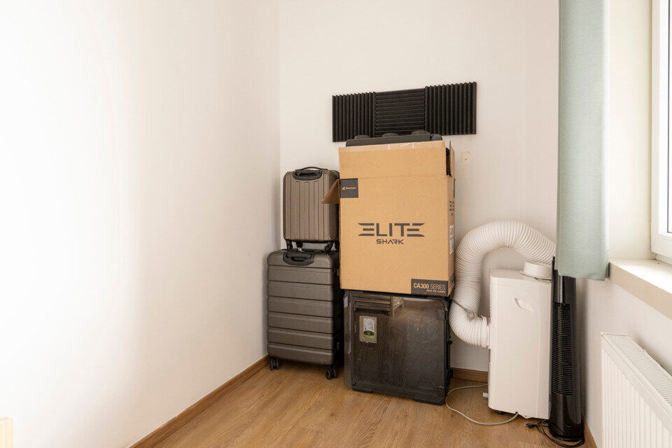 Inkomhal; leefruimte; keuken met vele kasten, lades, gasvuur, dampkap; spoelbak, oven, microgolf, vaatwasser en koelkast, toegang tot achterliggend terras; berging met aansluiting voor wasmachine en droogkast; badkamer met ruime douche, wastafel in meubel