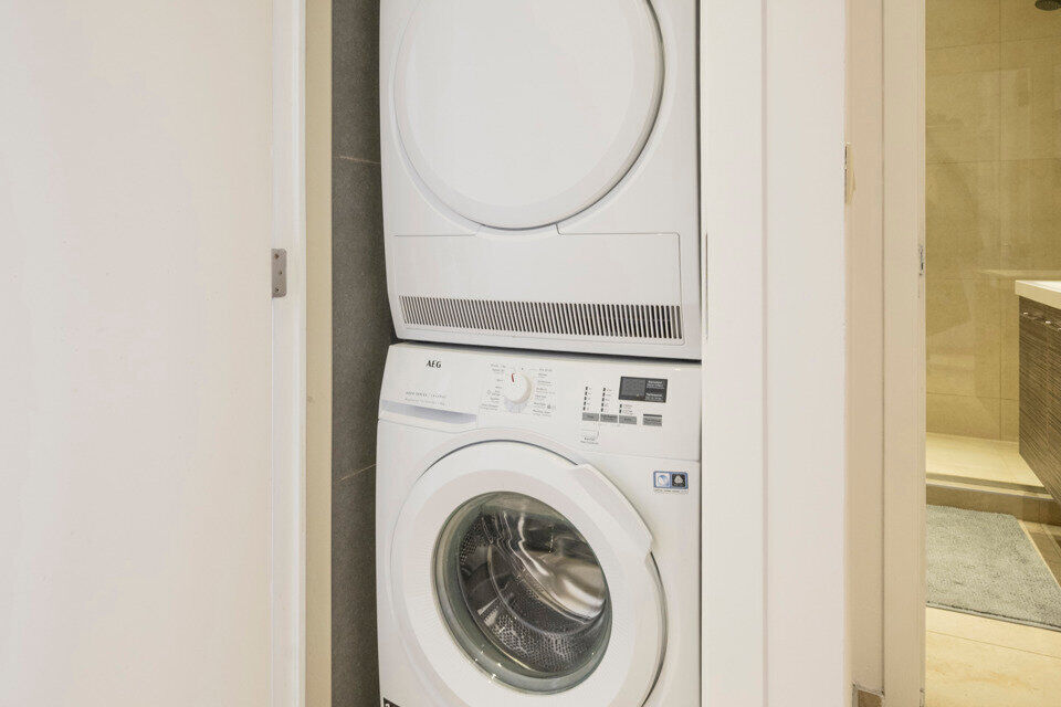 Inkomhal; leefruimte; keuken met vele kasten, lades, gasvuur, dampkap; spoelbak, oven, microgolf, vaatwasser en koelkast, toegang tot achterliggend terras; berging met aansluiting voor wasmachine en droogkast; badkamer met ruime douche, wastafel in meubel