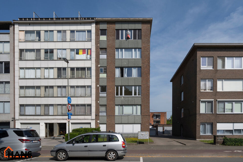 Knus, gerenoveerd appartement op de 2de verdieping met lift.
Inkomhal; lichtrijke leefruimte met open keuken met kasten; kookplaat, dampkap, koelkast en spoelbak; badkamer met lavabo in meubel, spiegelkast, douche, toilet en  handdoekdroger; hoofdslaapkam