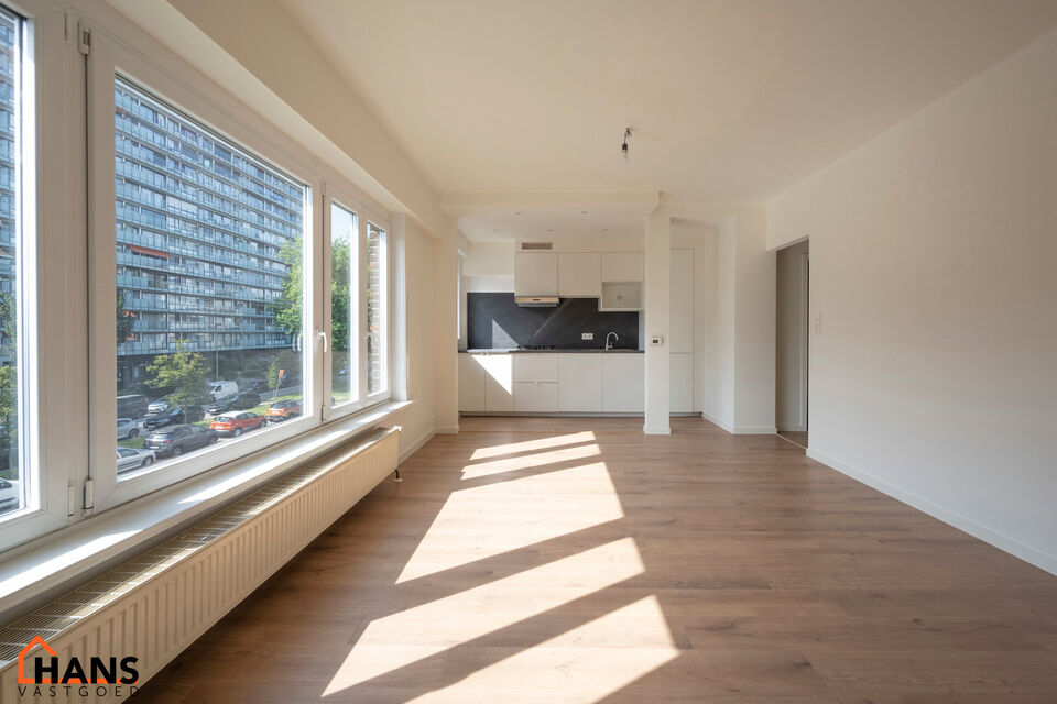 Knus, gerenoveerd appartement op de 2de verdieping met lift.
Inkomhal; lichtrijke leefruimte met open keuken met kasten; kookplaat, dampkap, koelkast en spoelbak; badkamer met lavabo in meubel, spiegelkast, douche, toilet en  handdoekdroger; hoofdslaapkam