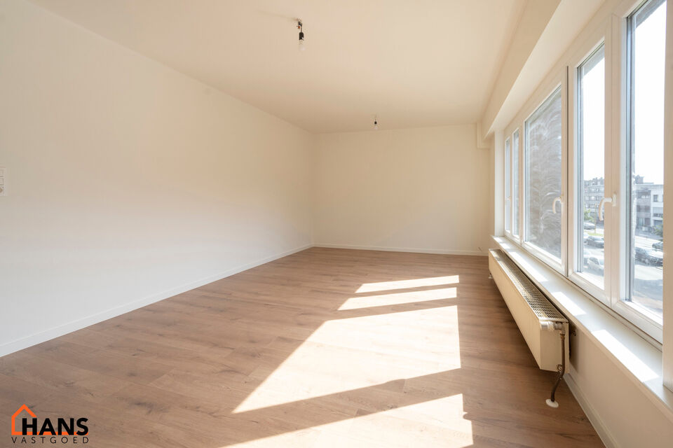 Knus, gerenoveerd appartement op de 2de verdieping met lift.
Inkomhal; lichtrijke leefruimte met open keuken met kasten; kookplaat, dampkap, koelkast en spoelbak; badkamer met lavabo in meubel, spiegelkast, douche, toilet en  handdoekdroger; hoofdslaapkam