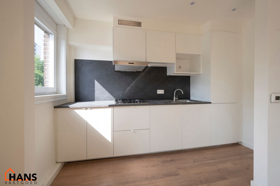 Knus, gerenoveerd appartement op de 2de verdieping met lift.
Inkomhal; lichtrijke leefruimte met open keuken met kasten; kookplaat, dampkap, koelkast en spoelbak; badkamer met lavabo in meubel, spiegelkast, douche, toilet en  handdoekdroger; hoofdslaapkam