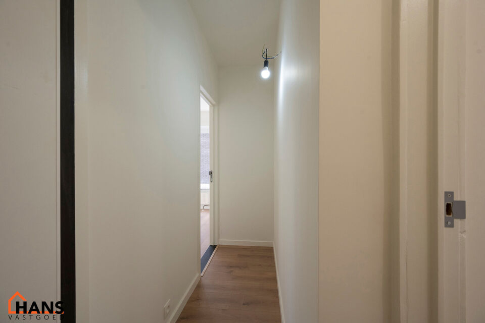 Knus, gerenoveerd appartement op de 2de verdieping met lift.
Inkomhal; lichtrijke leefruimte met open keuken met kasten; kookplaat, dampkap, koelkast en spoelbak; badkamer met lavabo in meubel, spiegelkast, douche, toilet en  handdoekdroger; hoofdslaapkam