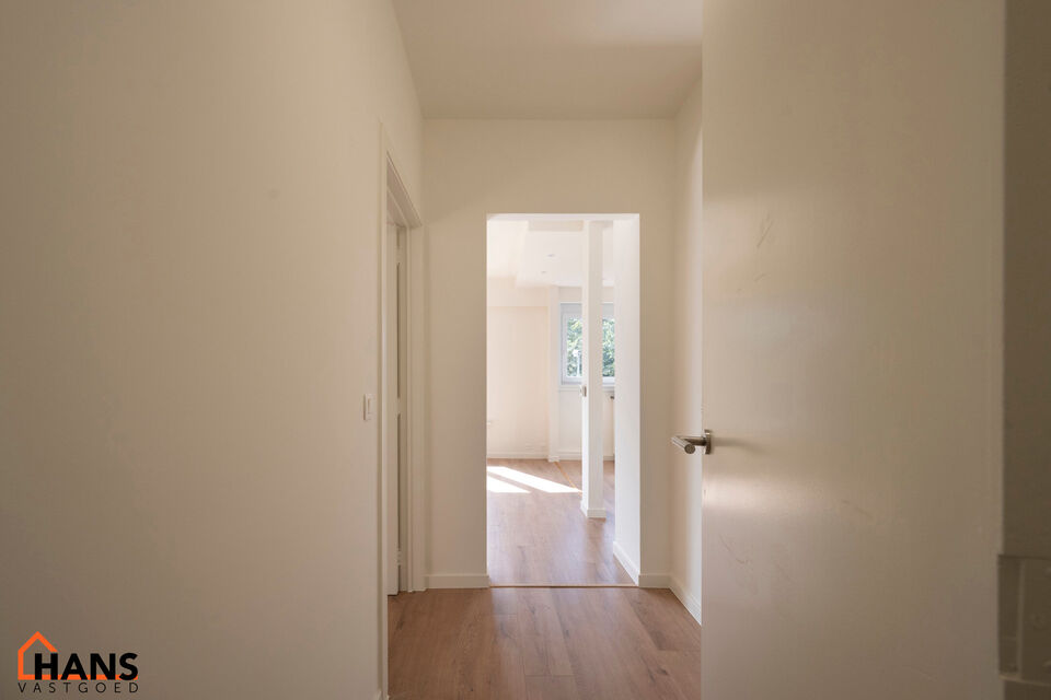 Knus, gerenoveerd appartement op de 2de verdieping met lift.
Inkomhal; lichtrijke leefruimte met open keuken met kasten; kookplaat, dampkap, koelkast en spoelbak; badkamer met lavabo in meubel, spiegelkast, douche, toilet en  handdoekdroger; hoofdslaapkam