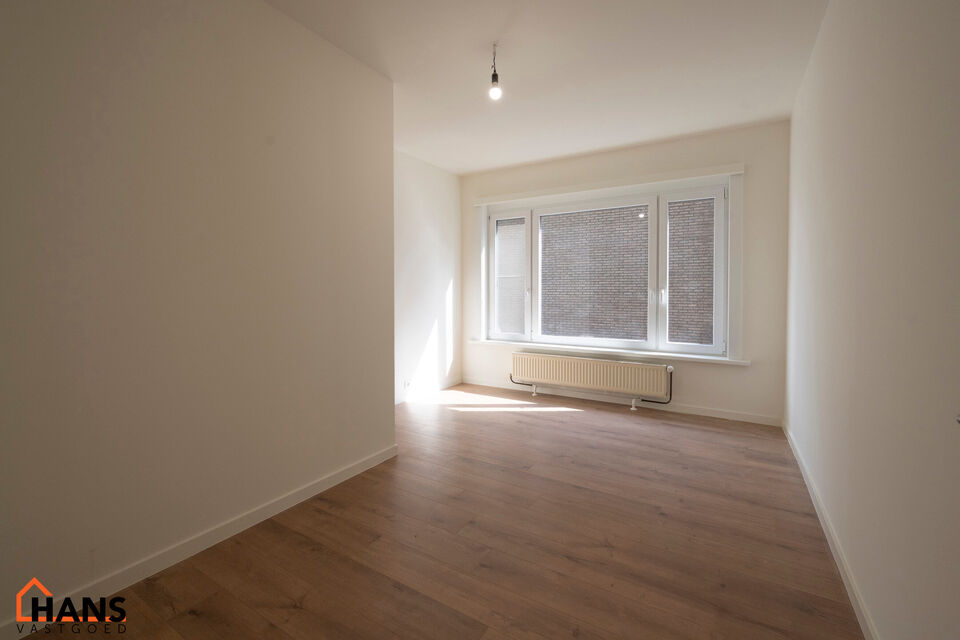Knus, gerenoveerd appartement op de 2de verdieping met lift.
Inkomhal; lichtrijke leefruimte met open keuken met kasten; kookplaat, dampkap, koelkast en spoelbak; badkamer met lavabo in meubel, spiegelkast, douche, toilet en  handdoekdroger; hoofdslaapkam