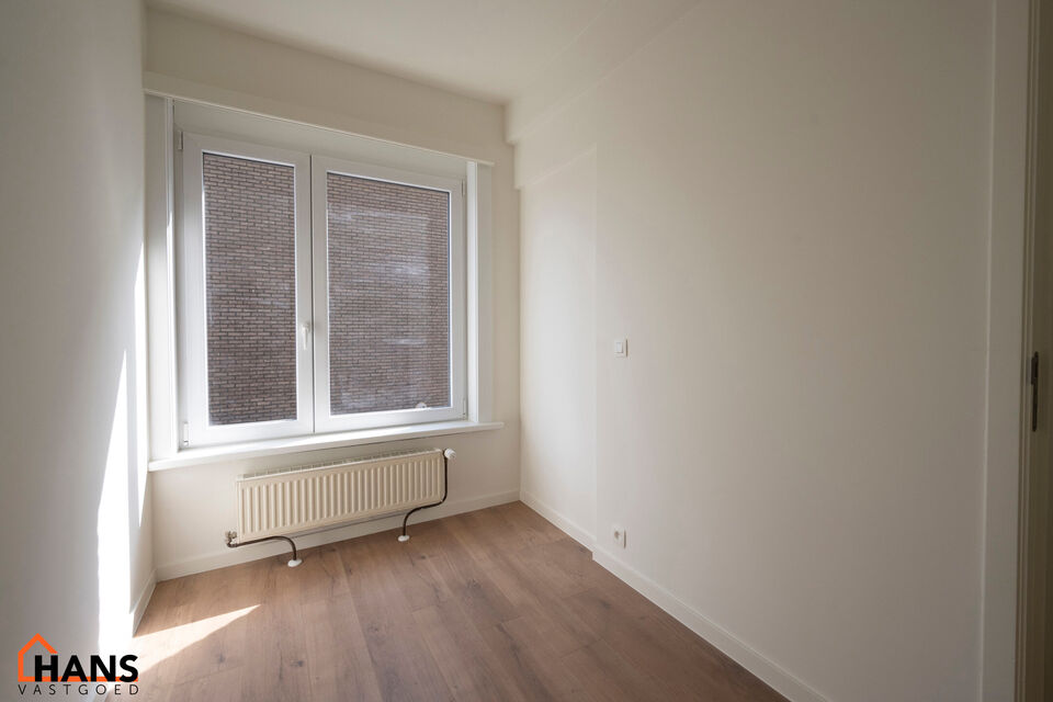 Knus, gerenoveerd appartement op de 2de verdieping met lift.
Inkomhal; lichtrijke leefruimte met open keuken met kasten; kookplaat, dampkap, koelkast en spoelbak; badkamer met lavabo in meubel, spiegelkast, douche, toilet en  handdoekdroger; hoofdslaapkam