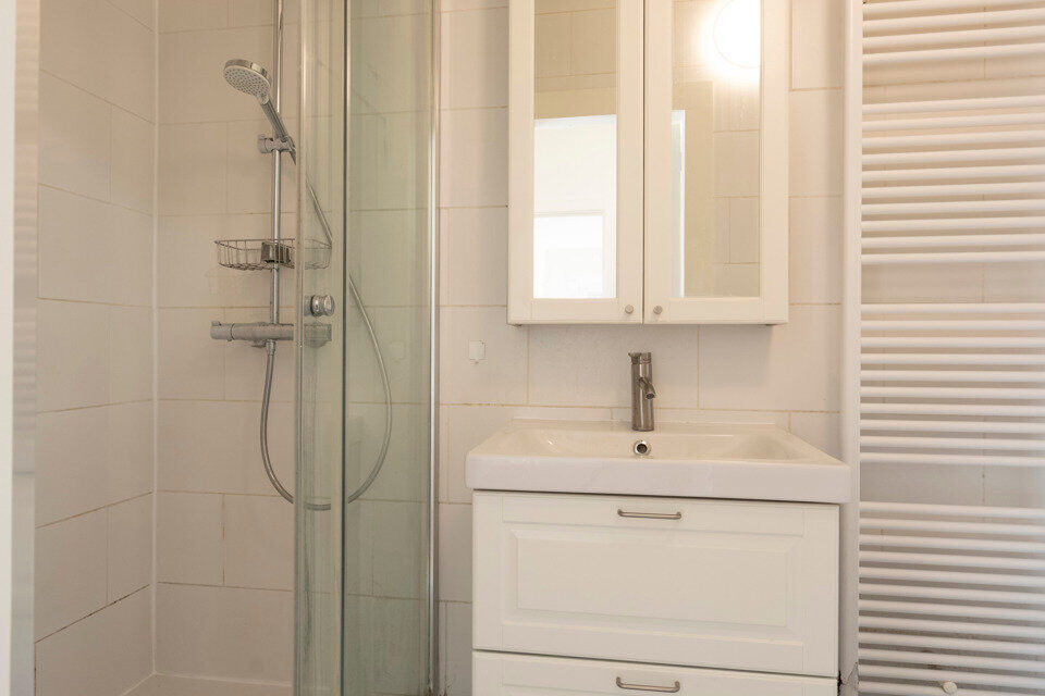 Knus, gerenoveerd appartement op de 2de verdieping met lift.
Inkomhal; lichtrijke leefruimte met open keuken met kasten; kookplaat, dampkap, koelkast en spoelbak; badkamer met lavabo in meubel, spiegelkast, douche, toilet en  handdoekdroger; hoofdslaapkam