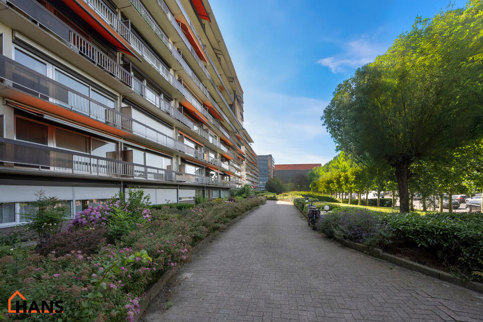 Dit ruim appartement op de 9de verdieping met lift is gelegen te midden van scholen, openbaar vervoer, winkels en andere voorzieningen.
Het beschikt over een inkomhal met berging, een lichtrijke leefruimte met een terras vooraan en een ge&iuml;nstalleerde keu