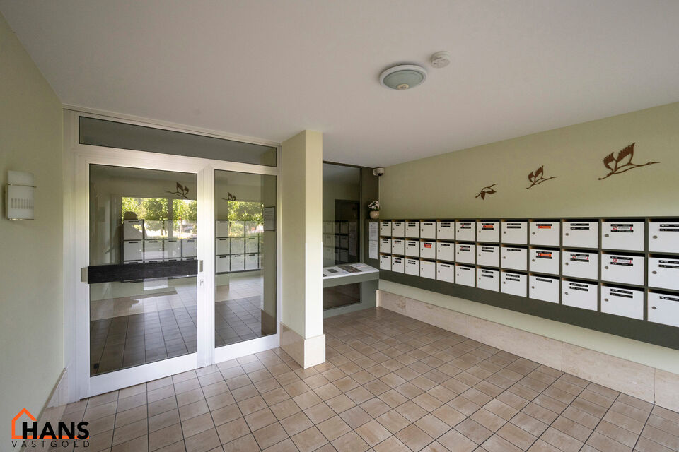 Dit ruim appartement op de 9de verdieping met lift is gelegen te midden van scholen, openbaar vervoer, winkels en andere voorzieningen.
Het beschikt over een inkomhal met berging, een lichtrijke leefruimte met een terras vooraan en een ge&iuml;nstalleerde keu