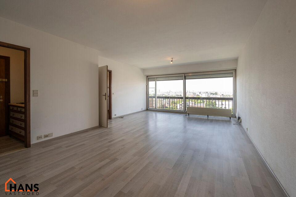 Dit ruim appartement op de 9de verdieping met lift is gelegen te midden van scholen, openbaar vervoer, winkels en andere voorzieningen.
Het beschikt over een inkomhal met berging, een lichtrijke leefruimte met een terras vooraan en een ge&iuml;nstalleerde keu