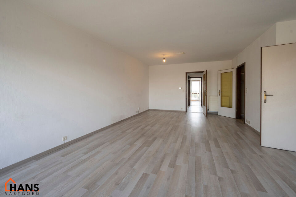 Dit ruim appartement op de 9de verdieping met lift is gelegen te midden van scholen, openbaar vervoer, winkels en andere voorzieningen.
Het beschikt over een inkomhal met berging, een lichtrijke leefruimte met een terras vooraan en een ge&iuml;nstalleerde keu