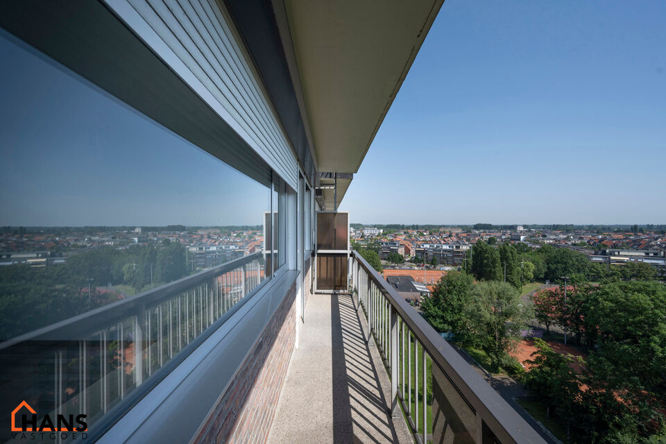 Dit ruim appartement op de 9de verdieping met lift is gelegen te midden van scholen, openbaar vervoer, winkels en andere voorzieningen.
Het beschikt over een inkomhal met berging, een lichtrijke leefruimte met een terras vooraan en een ge&iuml;nstalleerde keu