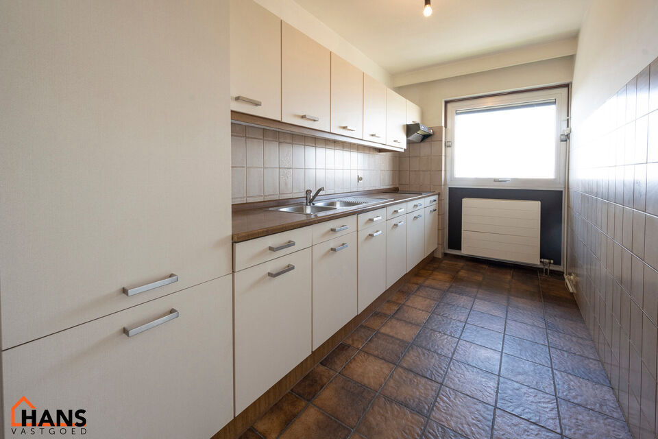 Dit ruim appartement op de 9de verdieping met lift is gelegen te midden van scholen, openbaar vervoer, winkels en andere voorzieningen.
Het beschikt over een inkomhal met berging, een lichtrijke leefruimte met een terras vooraan en een ge&iuml;nstalleerde keu