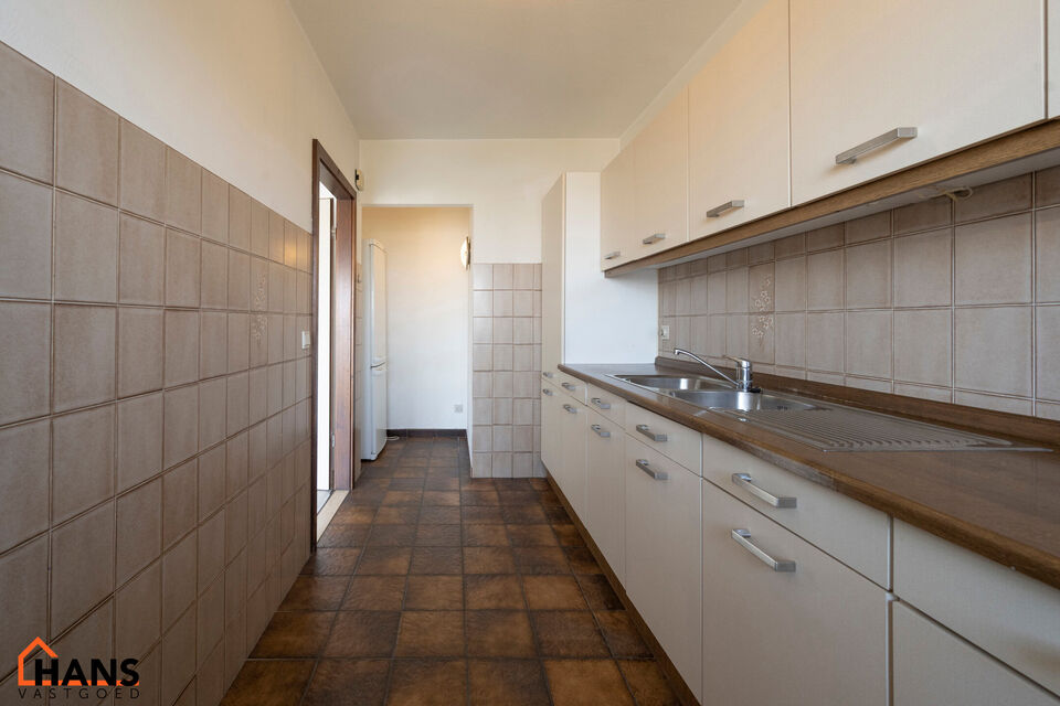 Dit ruim appartement op de 9de verdieping met lift is gelegen te midden van scholen, openbaar vervoer, winkels en andere voorzieningen.
Het beschikt over een inkomhal met berging, een lichtrijke leefruimte met een terras vooraan en een ge&iuml;nstalleerde keu
