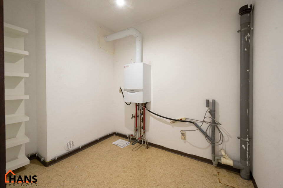 Dit ruim appartement op de 9de verdieping met lift is gelegen te midden van scholen, openbaar vervoer, winkels en andere voorzieningen.
Het beschikt over een inkomhal met berging, een lichtrijke leefruimte met een terras vooraan en een ge&iuml;nstalleerde keu