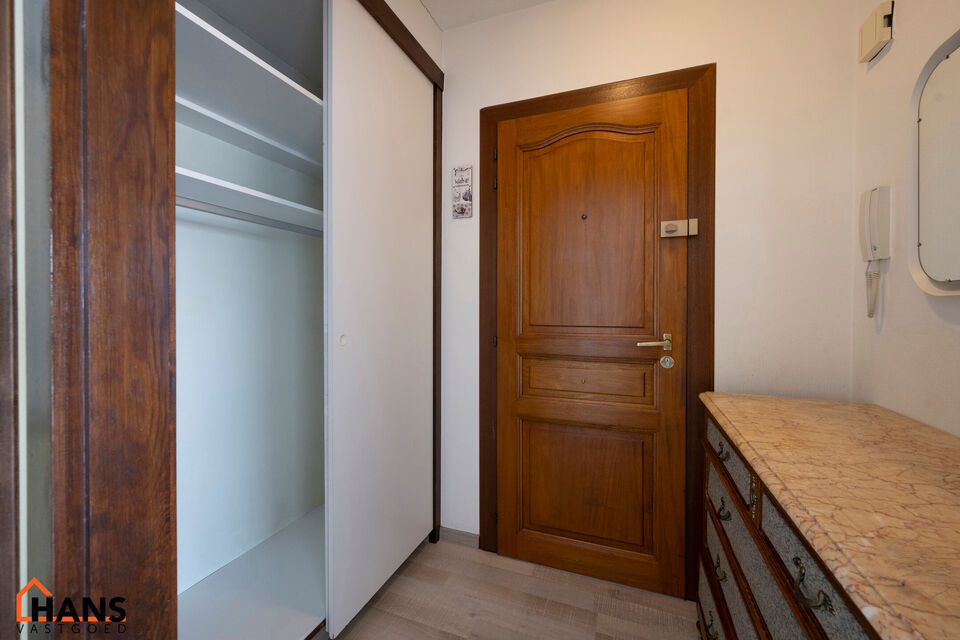 Dit ruim appartement op de 9de verdieping met lift is gelegen te midden van scholen, openbaar vervoer, winkels en andere voorzieningen.
Het beschikt over een inkomhal met berging, een lichtrijke leefruimte met een terras vooraan en een ge&iuml;nstalleerde keu