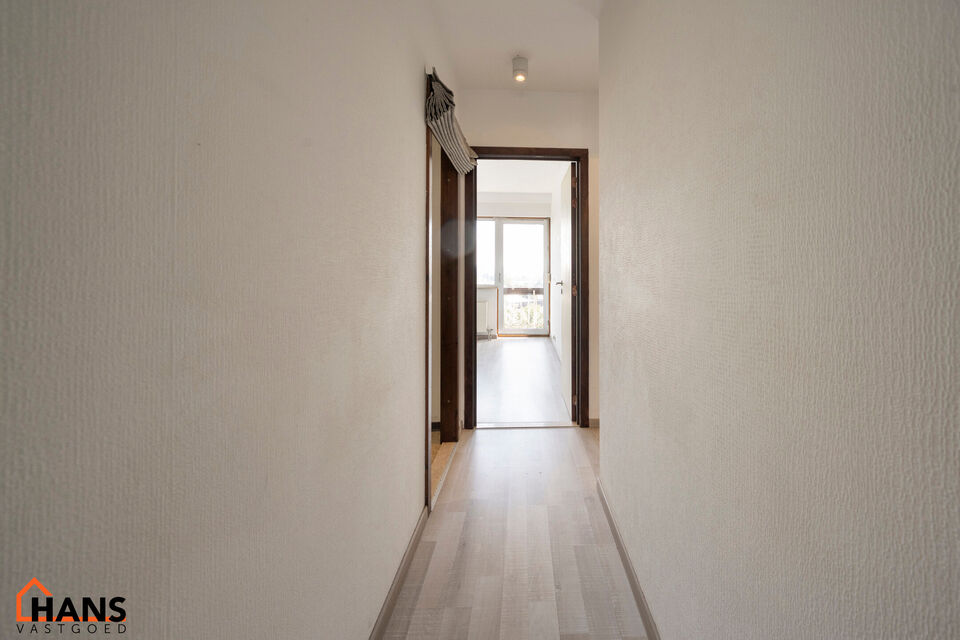 Dit ruim appartement op de 9de verdieping met lift is gelegen te midden van scholen, openbaar vervoer, winkels en andere voorzieningen.
Het beschikt over een inkomhal met berging, een lichtrijke leefruimte met een terras vooraan en een ge&iuml;nstalleerde keu