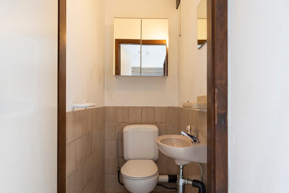 Dit ruim appartement op de 9de verdieping met lift is gelegen te midden van scholen, openbaar vervoer, winkels en andere voorzieningen.
Het beschikt over een inkomhal met berging, een lichtrijke leefruimte met een terras vooraan en een ge&iuml;nstalleerde keu
