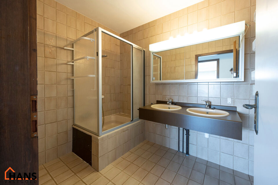 Dit ruim appartement op de 9de verdieping met lift is gelegen te midden van scholen, openbaar vervoer, winkels en andere voorzieningen.
Het beschikt over een inkomhal met berging, een lichtrijke leefruimte met een terras vooraan en een ge&iuml;nstalleerde keu