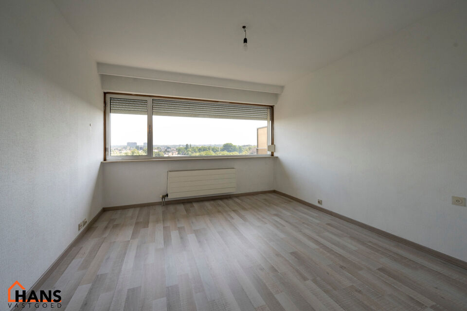 Dit ruim appartement op de 9de verdieping met lift is gelegen te midden van scholen, openbaar vervoer, winkels en andere voorzieningen.
Het beschikt over een inkomhal met berging, een lichtrijke leefruimte met een terras vooraan en een ge&iuml;nstalleerde keu