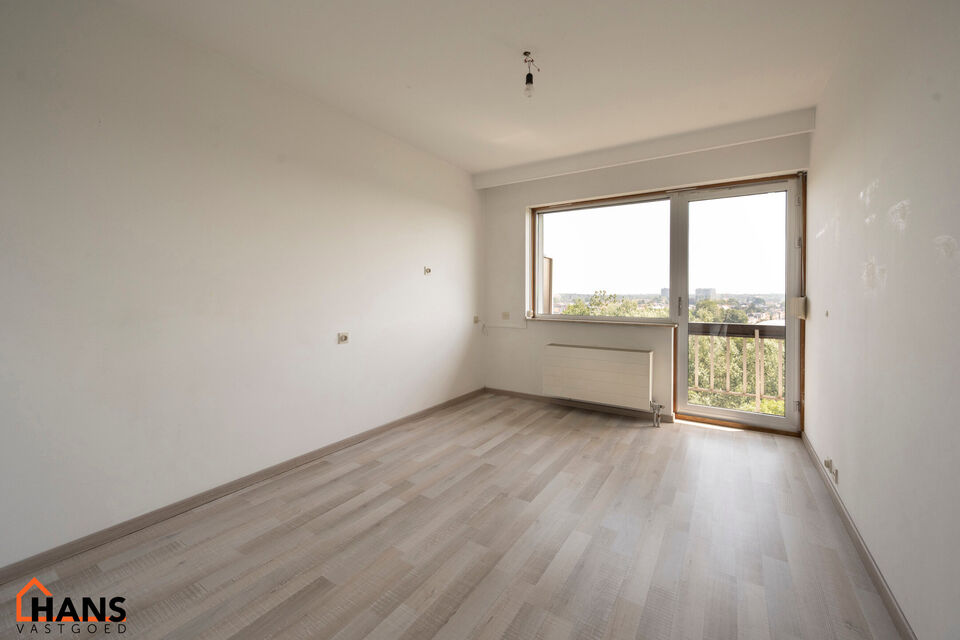 Dit ruim appartement op de 9de verdieping met lift is gelegen te midden van scholen, openbaar vervoer, winkels en andere voorzieningen.
Het beschikt over een inkomhal met berging, een lichtrijke leefruimte met een terras vooraan en een ge&iuml;nstalleerde keu