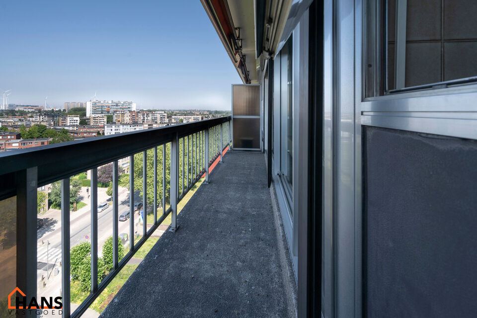 Dit ruim appartement op de 9de verdieping met lift is gelegen te midden van scholen, openbaar vervoer, winkels en andere voorzieningen.
Het beschikt over een inkomhal met berging, een lichtrijke leefruimte met een terras vooraan en een ge&iuml;nstalleerde keu